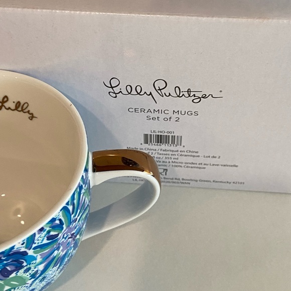 NWT Lilly Pulitzer Mugs Set of 2 Blue Floral Ceramic 12 oz. New in Box Lion Logo - Picture 2 of 4